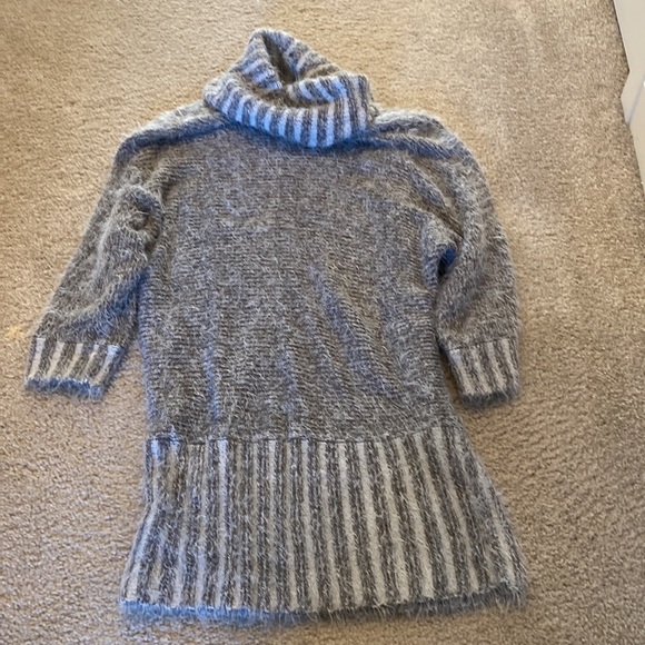 Cartise Gray sweater- size Medium - Picture 4 of 5